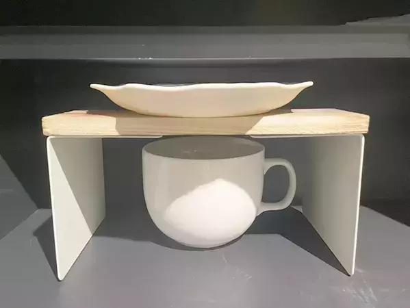 ブックエンドと木板をくっつけるだけ　100均アイテムでできるDIY術に「大満足の出来です」