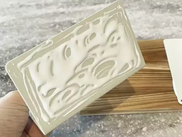 ブックエンドと木板をくっつけるだけ　100均アイテムでできるDIY術に「大満足の出来です」