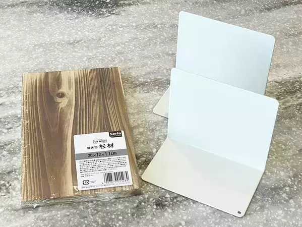 ブックエンドと木板をくっつけるだけ　100均アイテムでできるDIY術に「大満足の出来です」