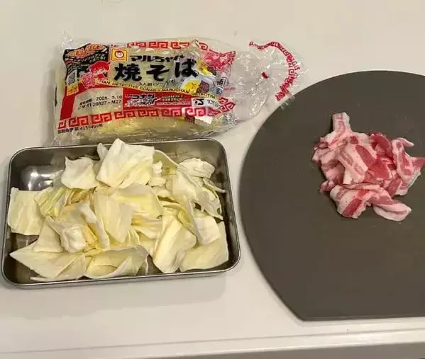 仕上げに『牛乳』を注いだら大違い！　焼きそばの調理テクに「うちでも真似したい」