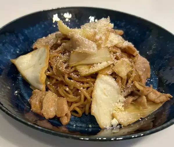 仕上げに『牛乳』を注いだら大違い！　焼きそばの調理テクに「うちでも真似したい」