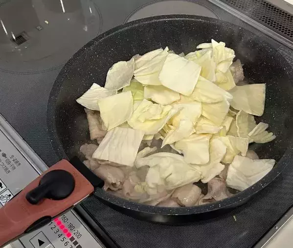 仕上げに『牛乳』を注いだら大違い！　焼きそばの調理テクに「うちでも真似したい」