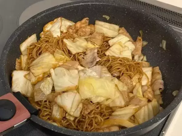 仕上げに『牛乳』を注いだら大違い！　焼きそばの調理テクに「うちでも真似したい」