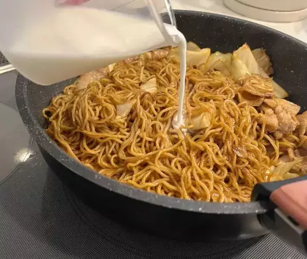 仕上げに『牛乳』を注いだら大違い！　焼きそばの調理テクに「うちでも真似したい」
