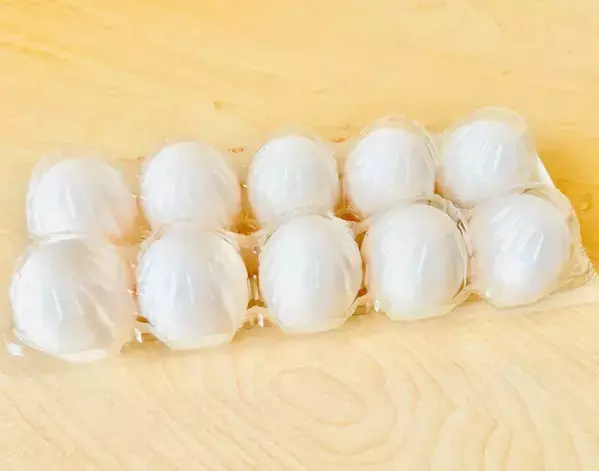 卵パックの切り取り線はちぎらない！　開け方の裏技に「早く知りたかった」【食材の裏技4選】