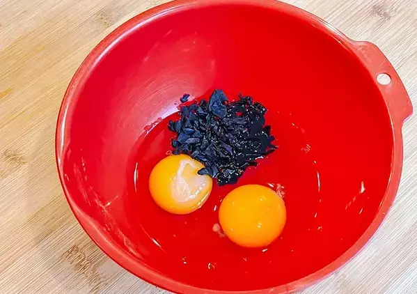いつもの玉子焼きに入れるだけ！　思わぬ具材に「ご飯に合う」「もっちりコリコリ！」