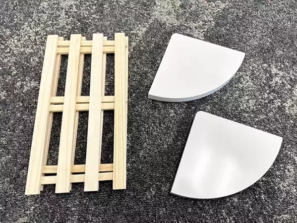“壁に穴をあけたくない”問題を解決！100均材料3つで作れる棚が優秀すぎる