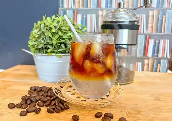 アイスコーヒーに『半分』注ぐだけ！　思わぬ飲み方に「びっくりするほど合う」