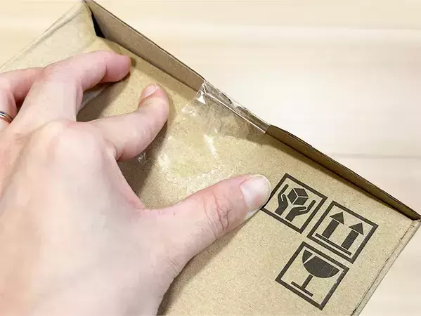 カッター不要でわずか10秒！　ダンボールのテープを素手でサッと剥がす手順