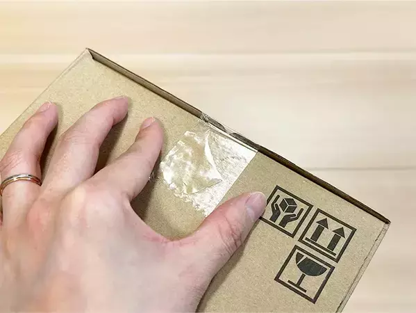 カッター不要でわずか10秒！　ダンボールのテープを素手でサッと剥がす手順
