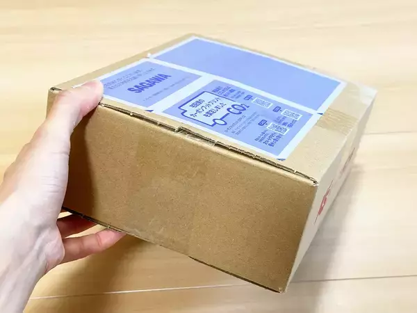 カッター不要でわずか10秒！　ダンボールのテープを素手でサッと剥がす手順