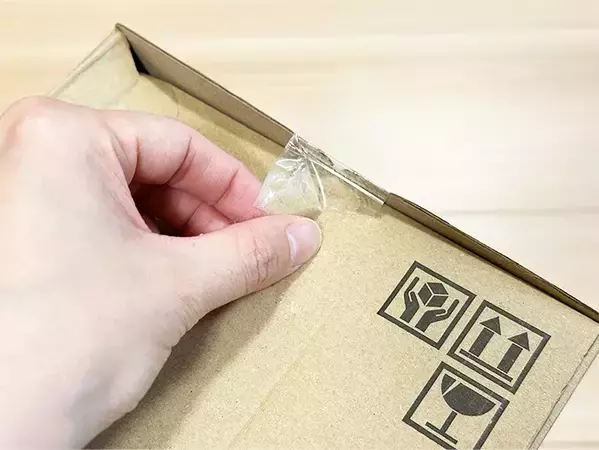 カッター不要でわずか10秒！　ダンボールのテープを素手でサッと剥がす手順
