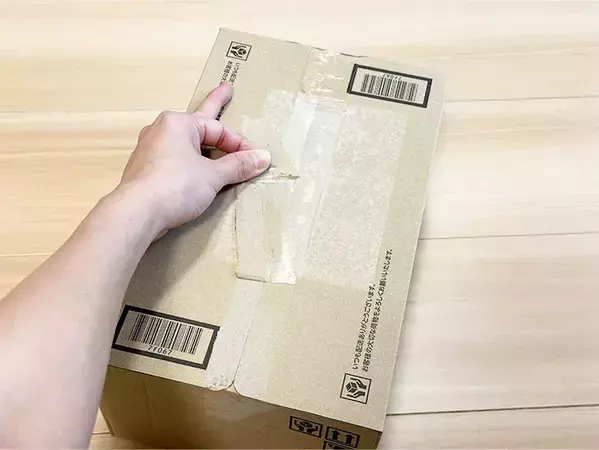 カッター不要でわずか10秒！　ダンボールのテープを素手でサッと剥がす手順