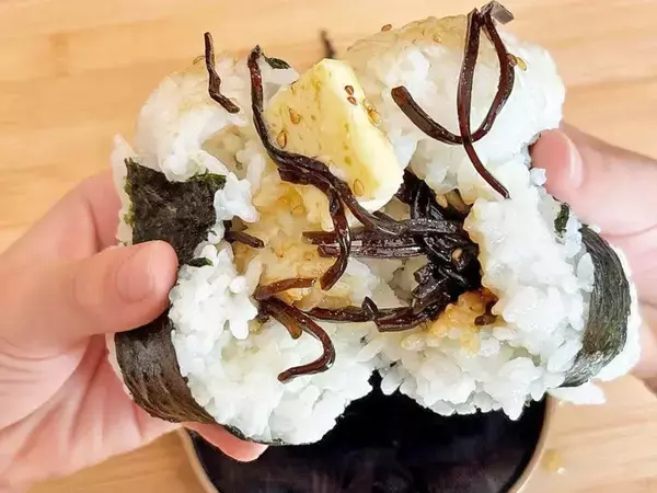 炊き立てご飯にのせてみて！　バター×昆布の背徳レシピがやみつき必至【第2の悪魔のおにぎり】