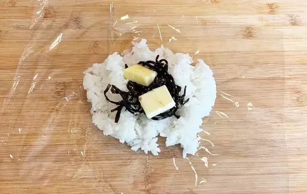 炊き立てご飯にのせてみて！　バター×昆布の背徳レシピがやみつき必至【第2の悪魔のおにぎり】