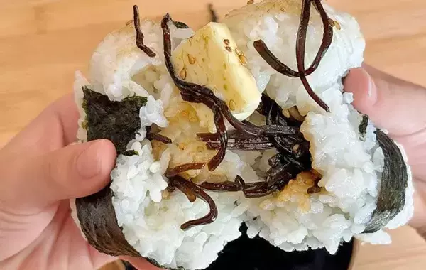 炊き立てご飯にのせてみて！　バター×昆布の背徳レシピがやみつき必至【第2の悪魔のおにぎり】