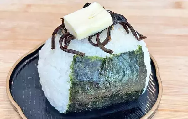 炊き立てご飯にのせてみて！　バター×昆布の背徳レシピがやみつき必至【第2の悪魔のおにぎり】