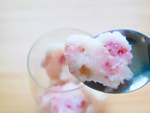 カルピスと牛乳を袋に入れて揉むだけ！　シャリッとなめらか夏スイーツ完成