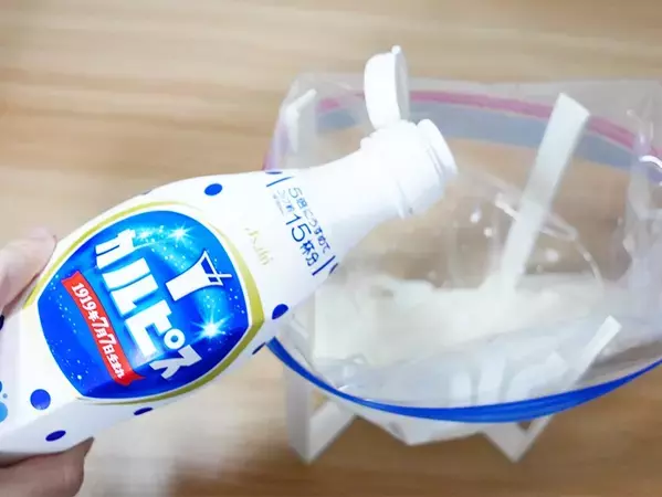 カルピスと牛乳を袋に入れて揉むだけ！　シャリッとなめらか夏スイーツ完成