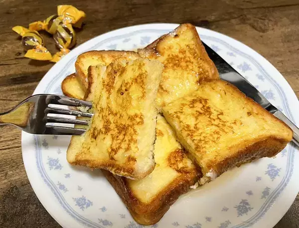 フレンチトーストの隠し味は『カンロ飴』！？　アレンジに「なんてきれいなんだ」「あっという間に完食」