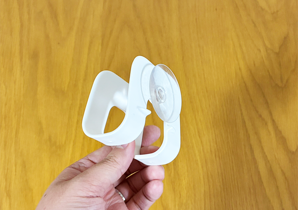 ダイソーのスポンジホルダーを『壁』にペタ！　思わぬ活用法に「もう手放せない」