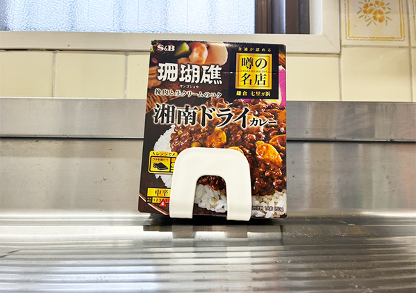ダイソーのスポンジホルダーを『壁』にペタ！　思わぬ活用法に「もう手放せない」