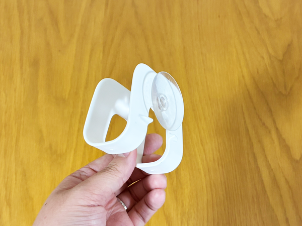 ダイソーのスポンジホルダーを『壁』にペタ！　思わぬ活用法に「もう手放せない」