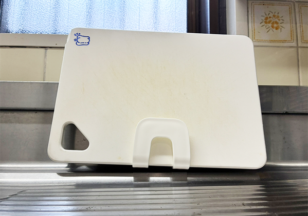 ダイソーのスポンジホルダーを『壁』にペタ！　思わぬ活用法に「もう手放せない」
