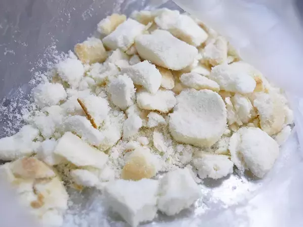 玉子焼きがボリュームアップでふわふわ食感に！　砕いて入れたものは…
