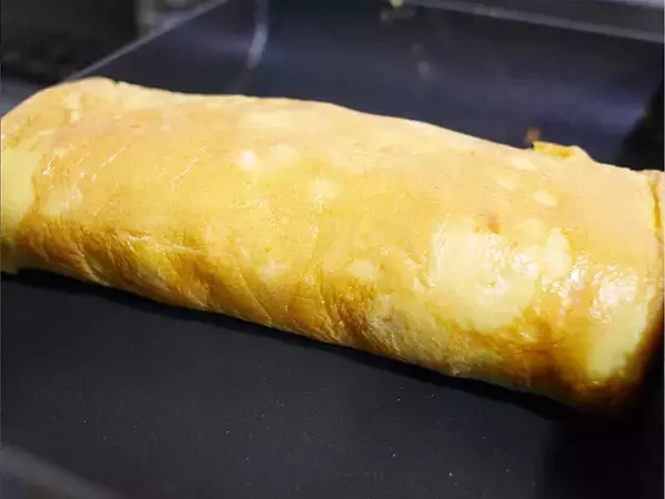 玉子焼きがボリュームアップでふわふわ食感に！　砕いて入れたものは…