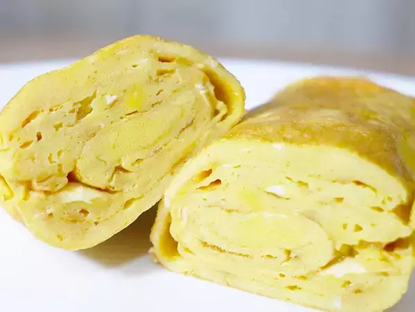 玉子焼きがボリュームアップでふわふわ食感に！　砕いて入れたものは…