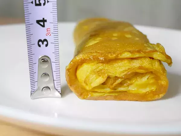 玉子焼きがボリュームアップでふわふわ食感に！　砕いて入れたものは…