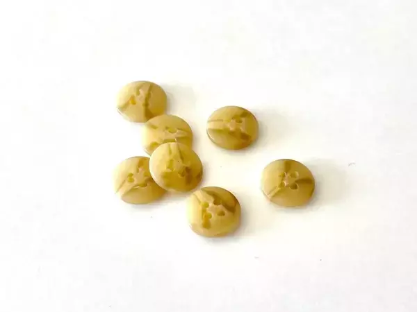 『予備のボタン』にピアスを通すと？　収納テクに「引き出しが片付いた」【活用テク4選】