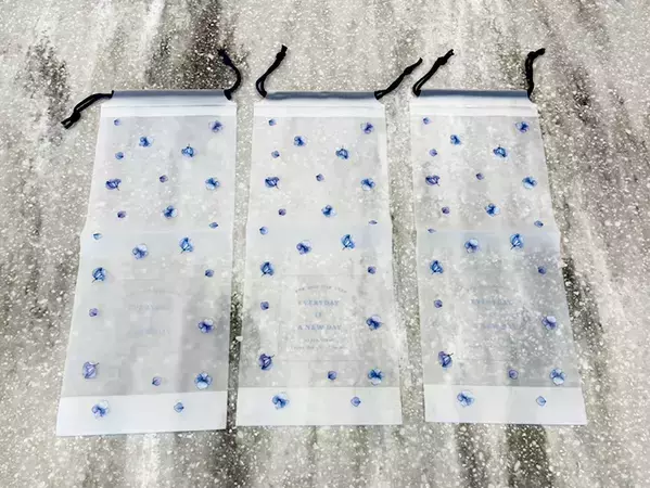 100均にあった『細長い巾着ケース』　使い道に「こういうの求めていた」【セリア購入品】
