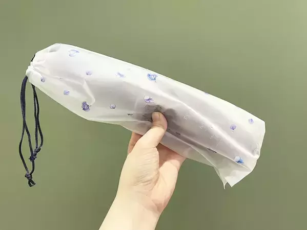 100均にあった『細長い巾着ケース』　使い道に「こういうの求めていた」【セリア購入品】