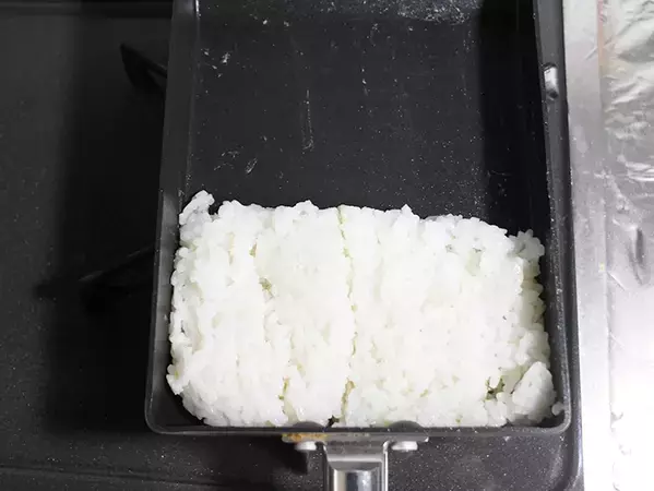 余った『冷凍ご飯』を玉子焼き器へ！　焼き上がりに「これハマる」