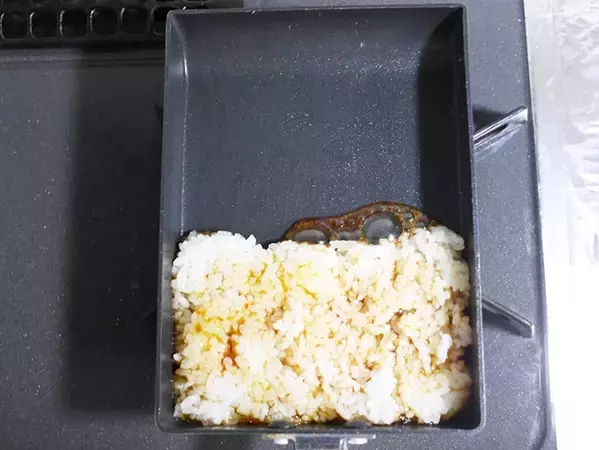 余った『冷凍ご飯』を玉子焼き器へ！　焼き上がりに「これハマる」