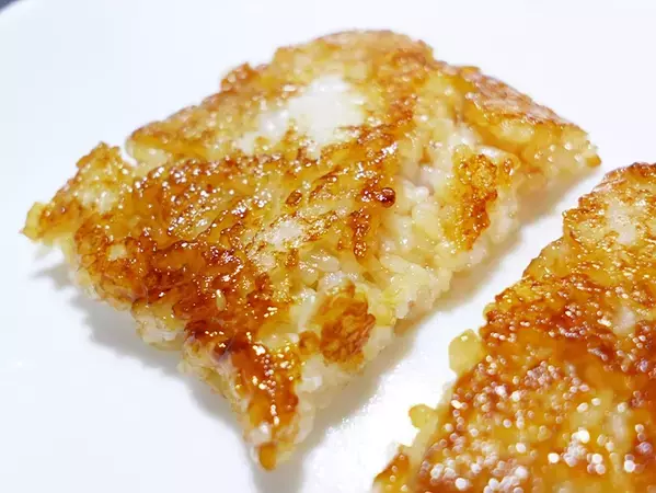 余った『冷凍ご飯』を玉子焼き器へ！　焼き上がりに「これハマる」