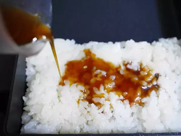 余った『冷凍ご飯』を玉子焼き器へ！　焼き上がりに「これハマる」