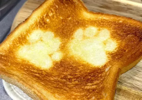朝食に試したい「トーストの裏ワザ」　食パンにアルミホイルをのせて焼くと？