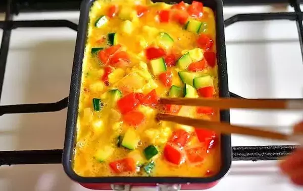 玉子焼き器に流して焼くだけ！　卵と夏野菜の簡単おかずが「包む手間なし」「冷めてもOK」【管理栄養士】