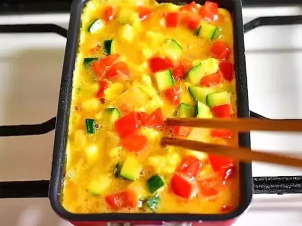 玉子焼き器に流して焼くだけ！　卵と夏野菜の簡単おかずが「包む手間なし」「冷めてもOK」【管理栄養士】