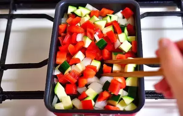 玉子焼き器に流して焼くだけ！　卵と夏野菜の簡単おかずが「包む手間なし」「冷めてもOK」【管理栄養士】