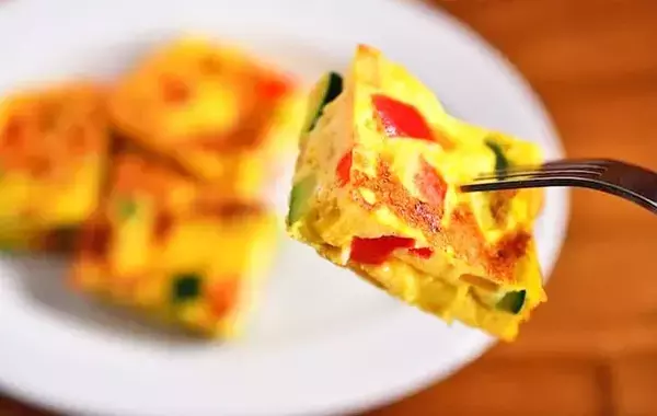 玉子焼き器に流して焼くだけ！　卵と夏野菜の簡単おかずが「包む手間なし」「冷めてもOK」【管理栄養士】