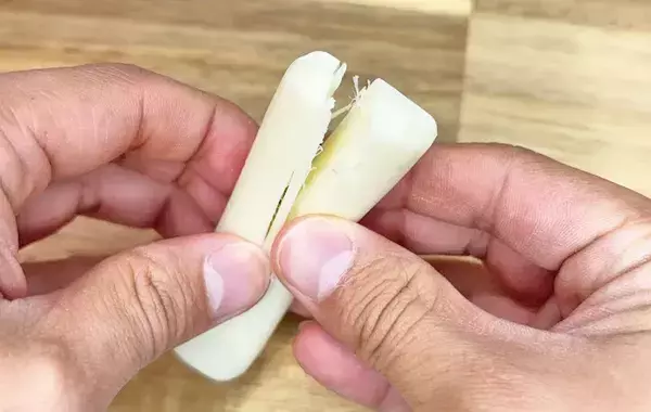 ポテコの穴に『さけるチーズ』を詰めて…　できたものに「奇跡の組み合わせ」「クセになる！」