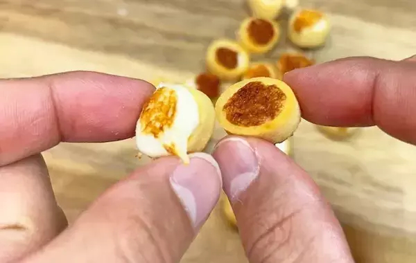 ポテコの穴に『さけるチーズ』を詰めて…　できたものに「奇跡の組み合わせ」「クセになる！」