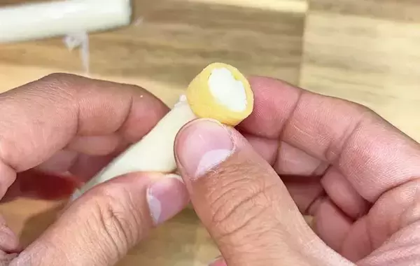 ポテコの穴に『さけるチーズ』を詰めて…　できたものに「奇跡の組み合わせ」「クセになる！」