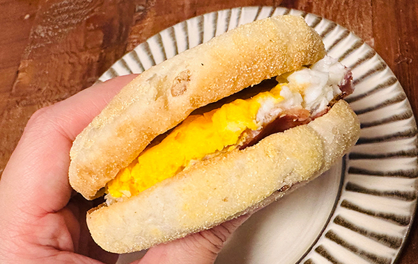 アルミホイルとマグカップを使うとエッグマックマフィンが作れる？　朝マックの再現に挑戦した結果がこちら！
