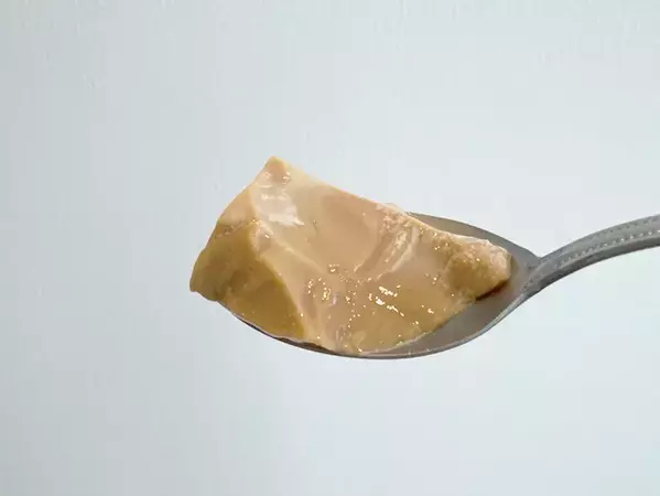 コンビニのカフェラテが大変身！　余りがちな粉を入れたらお店で出してもバレなくない！？