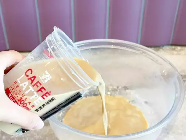 コンビニのカフェラテが大変身！　余りがちな粉を入れたらお店で出してもバレなくない！？